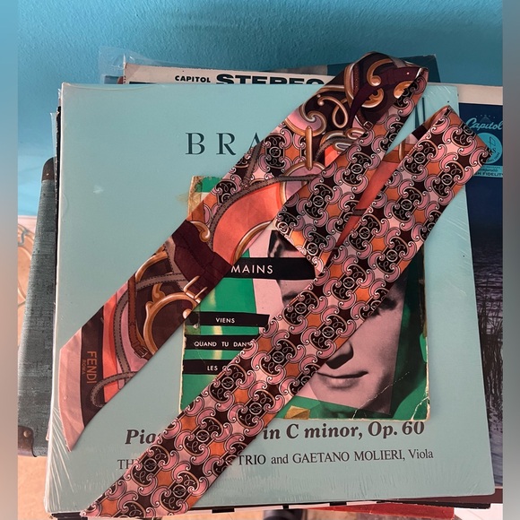 Fendi Twilly /Wrappy
100% Silk - Picture 3 of 5